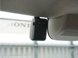 ◆ドライブレコーダー◆映像・音声などを記録する自動車用の装置です。　もしもの事故の際の記録はもちろん、旅行の際の思い出としてドライブの映像を楽しむことができます。