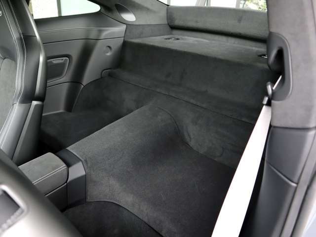◆Race-Tex＆エクステンドレザーインテリア：ブラック/GTシルバーステッチ ◆シートベルト:シルバーグレー ◆マットカーボンインテリアパッケージ