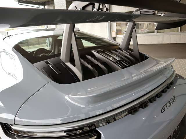 ◆4.0L 水平対向6気筒DOHCエンジン ◆525ps/8,500rpm:47,4kgm/6,300rpm(カタログ値)
