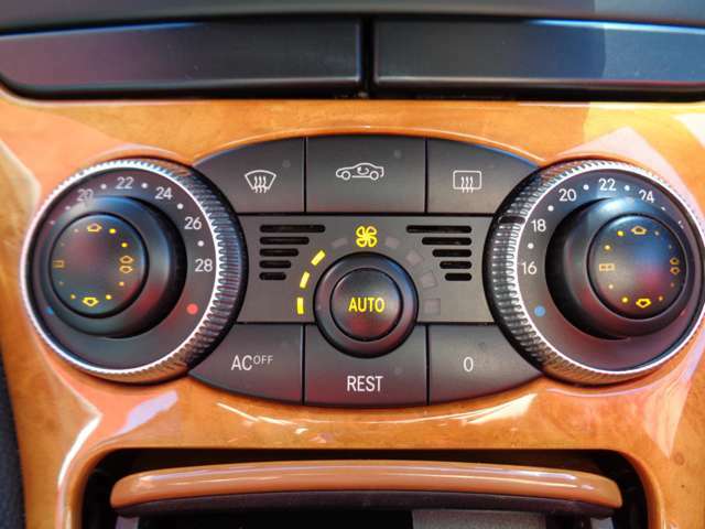 オートエアコンはスイッチひとつで車内の温度にあわせて快適な室温になるよう自動で調節してくれます！