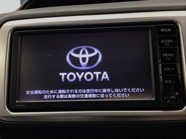 純正メモリーナビ付きです！CD再生、フルセグTV視聴、Bluetooth接続可能です！
