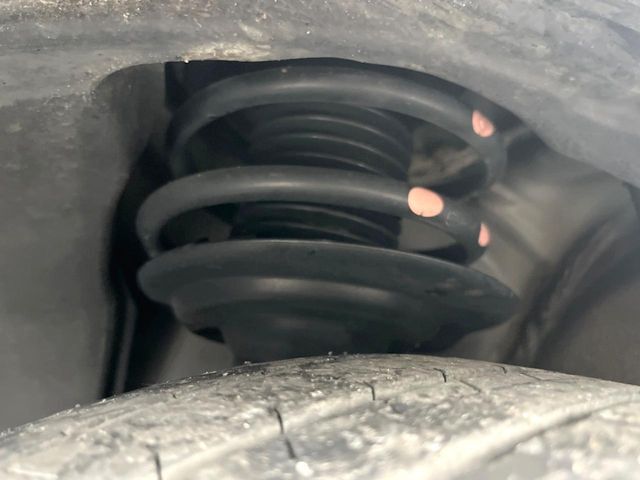 お車を安心してお乗りいただく為には、足回りの定期点検が欠かせません。サービスサポート（有償保証）では無料点検もご提供しており、安心のカーライフをお過ごしいただけるサポート体制が整っています。