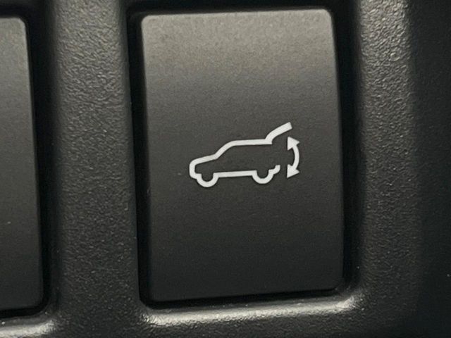 【パワーバックドア】スマートキーや運転席のボタンを押すだけでリアゲートが自動で開閉します！荷物を持っている時や、高い位置にあるバックドアを閉める際に便利な機能です♪