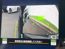 【フロント＆サイド＆バックカメラ】ドライバーから見にくい死角部分を映像で確認できるカメラを各所に装着。見通しがきかない場所や住宅密集地などを運転することが多い人におすすめの安心装備です。
