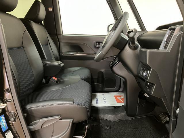 広々として運転のしやすい運転席☆　足元も広々としていますよ♪