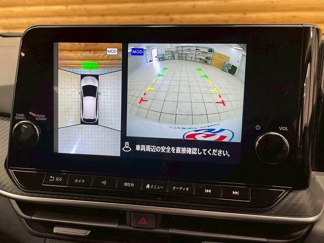 【アラウンドビューモニター】　クルマを上空から見下ろしているかのように、直感的に周囲の状況を把握できます。