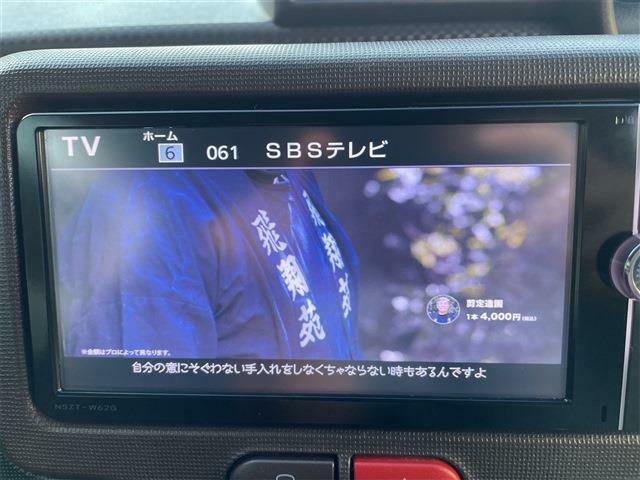 TV付きの車となっております。ドライブの合間の休憩中に気になる番組を見ることができます。