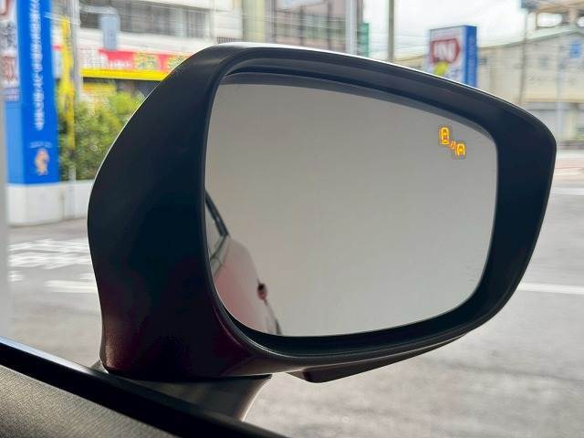 【ブラインドスポットモニター】車線変更時に後方から近づくお車をアラートしてくれます。