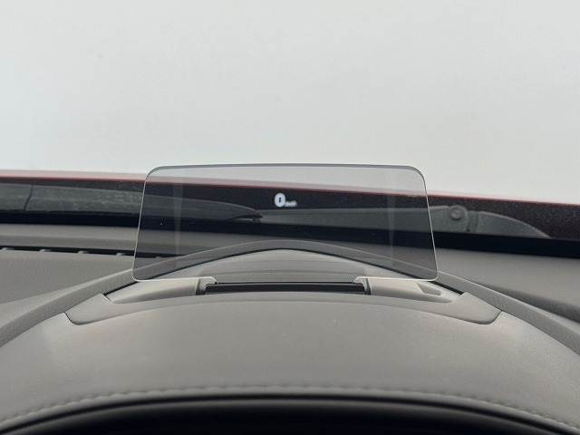 【ヘッドアップディスプレイ】を装備しております。スピードメーターやクルーズコントロールの作動状況が目線を落とさずに確認できます。