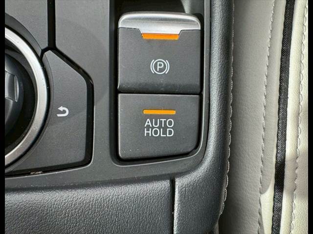 【オートホールド】電動パーキングブレーキ搭載車両についている機能で、信号待ち等でブレーキを放してもブレーキを維持してくれます。