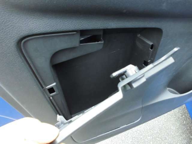 助手席の内ドアには小物入れがあり、車検証などを入れることができます
