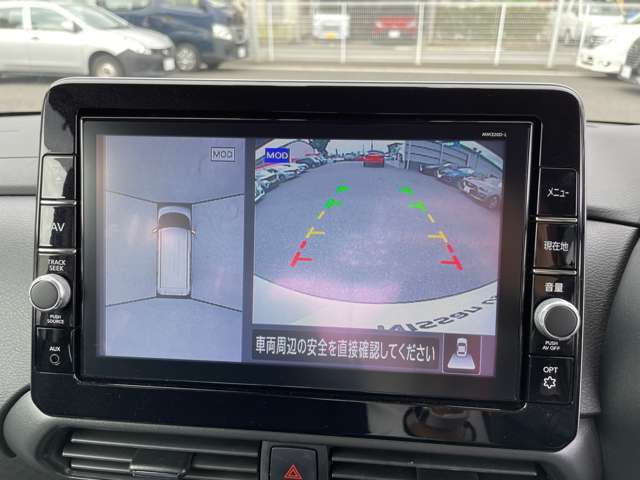 車を真上から見ているように、周囲の状況を把握しながら安心して駐車が行えるアラウンドビューモニター装備！