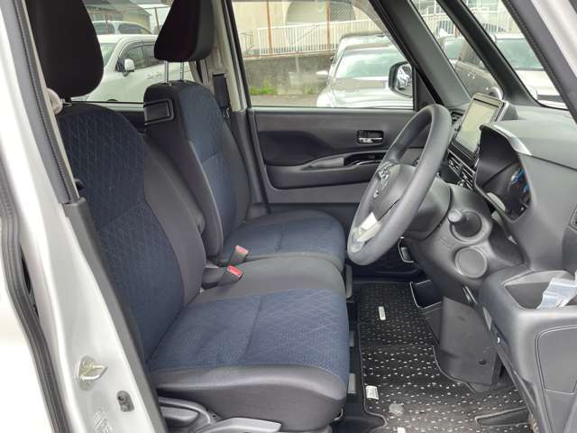 適度なホールド感と快適な座り心地の運転席シートまわり！