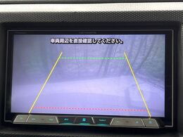 【バックカメラ】駐車時に後方がリアルタイム映像で確認できます。大型商業施設や立体駐車場での駐車時や、夜間のバック時に大活躍！運転スキルに関わらず、今や必須となった装備のひとつです！