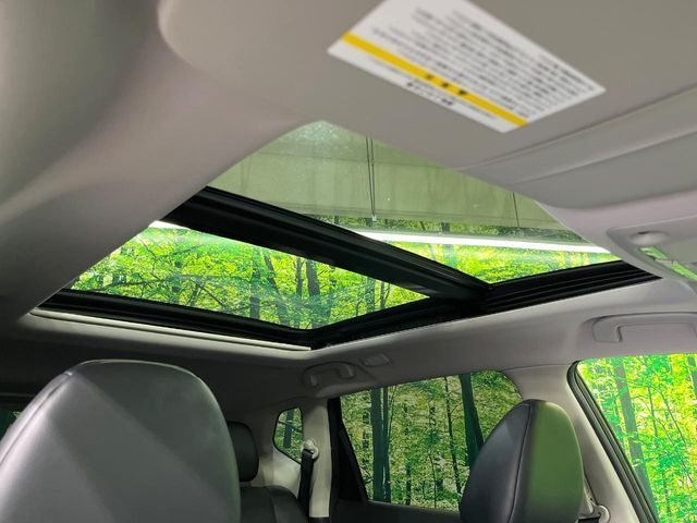 【パノラマルーフ】大型のガラスルーフ搭載で車内の解放感が一気にアップ！開放的なドライブをお楽しみいただけます。