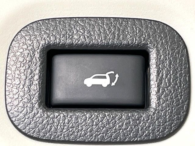 【パワーバックドア】スマートキーや運転席のボタンを押すだけでリアゲートが自動で開閉します！荷物を持っている時や、高い位置にあるバックドアを閉める際に便利な機能です♪