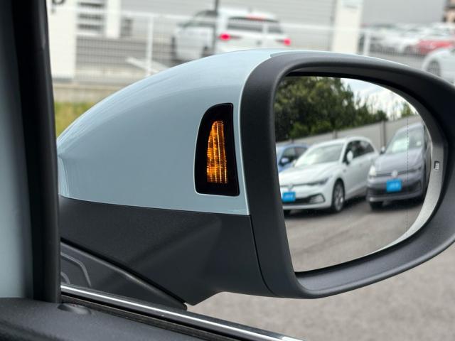 レーンチェンジアシストシステム「サイドアシストプラス」。後方死角ゾーンの車両を検知することで、ミラー内側のインジケーターが点灯、安全な車線変更をサポート。