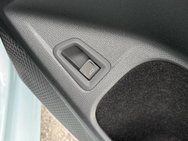 運転席ドアに備わるテールゲートオープンスイッチ。座ったままワンタッチで開閉可能です。