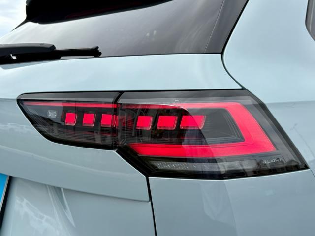 ダイナミックターンインジケーター付き3DのLEDテールランプ。ウィンカーの光が流れるように点滅、後続車からの視認性が高まり、万一の追突の危険性を軽減します。
