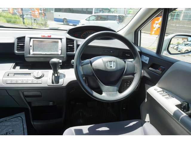 取り扱いサービス　（当社指定ナビ販売、ナビ、ドライブレコーダー、ETC取り付けやスモークフィルム加工等）　納車にあわせて行います！当店ご購入のお客様は工賃もお安くなりますのでご相談ください！
