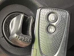 【キーフリーシステム】カバンやポケットに入れたままでもドアの施錠・解錠が可能なスマートキーを装備。エンジンのオン・オフ時もカギを取り出す必要が無いからとっても便利です♪