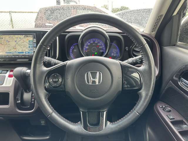 車で触れる機会の多いハンドル、クリーニング済みで綺麗ですよ！スタイリッシュで洗練されたハンドル周り。実際に乗ってみたいと思いませんか？