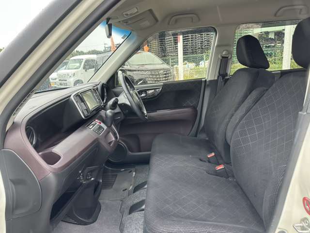 フロントシート☆　まずは運転席ですがゆったり広々空間で、視認性も操作性も良い1台です（＾＿-）-☆助手席には収納数も多く容量もしっかり確保されています（＾＾）運転席、助手席共に綺麗に保たれています☆
