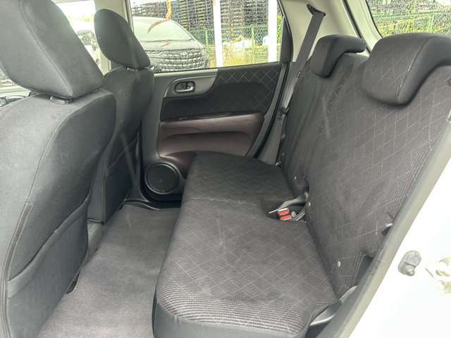 セカンドシート☆☆　広々とした2列目シートは居住性が高く、居心地も快適！友達や家族とのお出かけにぴったりです。ベビーシートやチャイルドシート使用時も快適にお過ごしいただける十分な空間を確保しています！