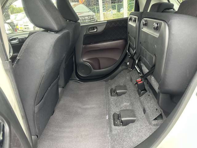 2列目シートの座席を持ち上げると、足元に大きなスペースが生まれます！ゆとりのスペースは頭上にも。お子さまのお着替えが立ったままできるほか、背の高い荷物だってラクに積み込めます。