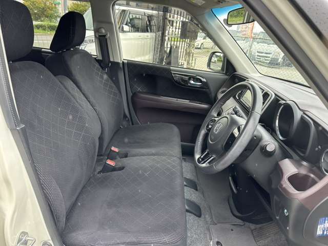 フロントシート☆　まずは運転席ですがゆったり広々空間で、視認性も操作性も良い1台です（＾＿-）-☆助手席には収納数も多く容量もしっかり確保されています（＾＾）運転席、助手席共に綺麗に保たれています☆