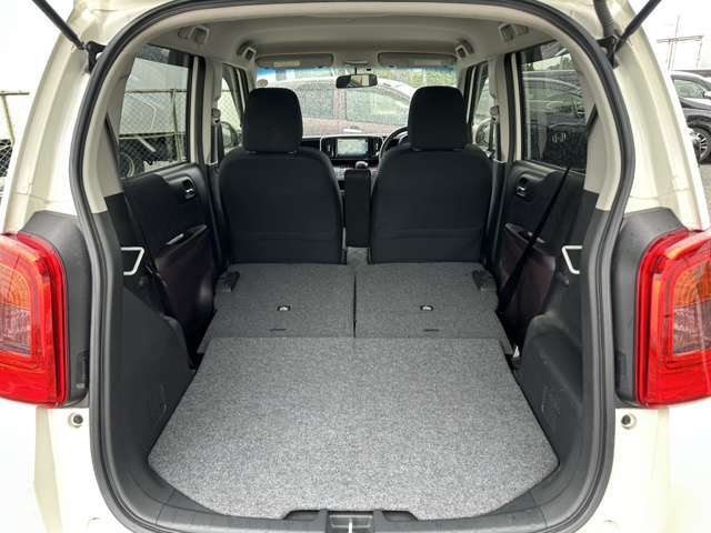2列目シートを倒すとトランク内が更に広く使って頂けます♪