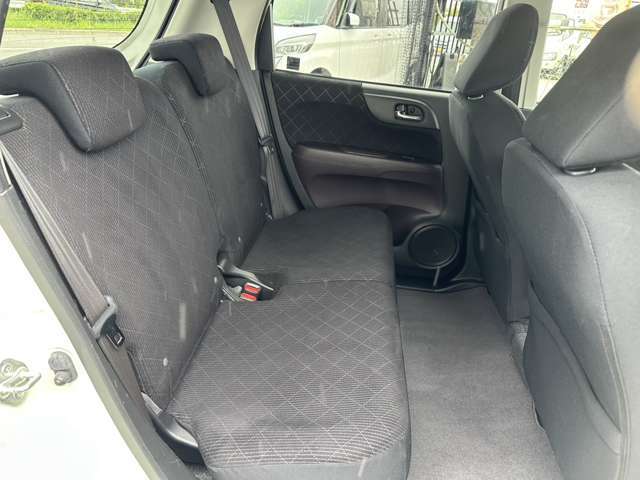 セカンドシート☆☆　広々とした2列目シートは居住性が高く、居心地も快適！友達や家族とのお出かけにぴったりです。ベビーシートやチャイルドシート使用時も快適にお過ごしいただける十分な空間を確保しています！