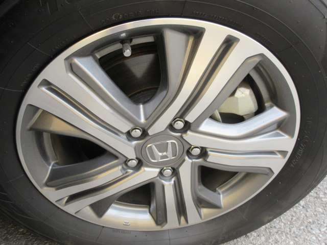 ABSとは、アンチロック・ブレーキシステムの略。フルブレーキ時に車輪のロックを防ぐことで、車両の安定を図るとともに操舵を可能にする装置。各車輪ごとに制御され、悪天候時など特に効果が大きい。