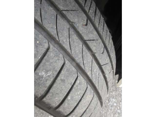 パワーシートとは、座席のスライドや座面高さ、リクライニングの調整を電動モーターで行うもの。主に高級車に採用される装備で、各部の調整が無段階で設定できる。