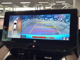 【パノラミックビューモニター】専用のカメラにより、上から見下ろしたような視点で360度クルマの周囲を確認することができます☆死角部分も確認しやすく、狭い場所での切り返しや駐車もスムーズに行えます。
