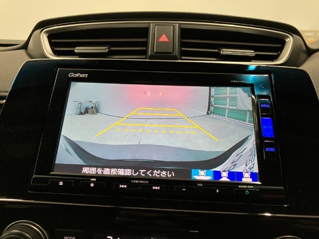 後退時に車両の後ろ側をモニター画面に表示します。車庫入れが苦手な人もこれで安心♪