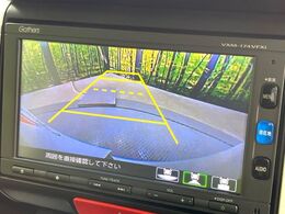 【バックカメラ】駐車時に後方がリアルタイム映像で確認できます。大型商業施設や立体駐車場での駐車時や、夜間のバック時に大活躍！運転スキルに関わらず、今や必須となった装備のひとつです！