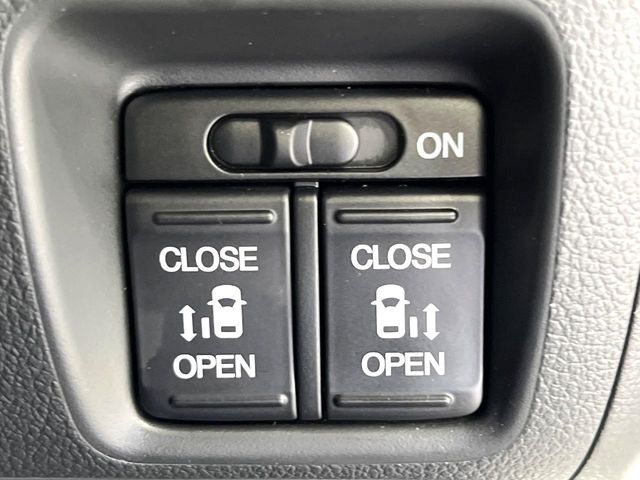 【両側スライドドア】駐車場で隣の車との間隔が狭く乗りにくい時、スライドドアなら安心！ドアオープン時も幅を取らず、開口部が広いので乗り降りがとっても簡単です。大きな荷物の出し入れも後席から可能♪