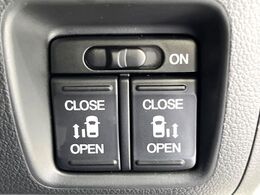 【両側スライドドア】駐車場で隣の車との間隔が狭く乗りにくい時、スライドドアなら安心！ドアオープン時も幅を取らず、開口部が広いので乗り降りがとっても簡単です。大きな荷物の出し入れも後席から可能♪