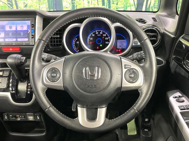 【純正革巻きステアリング】上質な革を使用することで、手にしっかり馴染みとても運転しやすいハンドルです♪