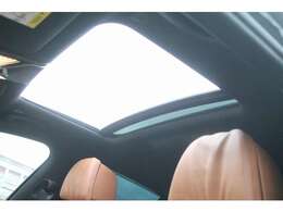 電動サンルーフで開放感を味わってください。