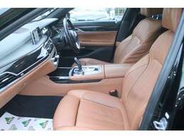 明るいきゃるブラウンカラーの革シート、シートヒーター＆クーラー、ランバーサポートと豪華ベンチレーション仕様です！