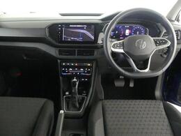 レザーステアリングにデジタルメーターです！車両情報、ナビをメーター画面内で確認できます）お客様の運転をサポートします！