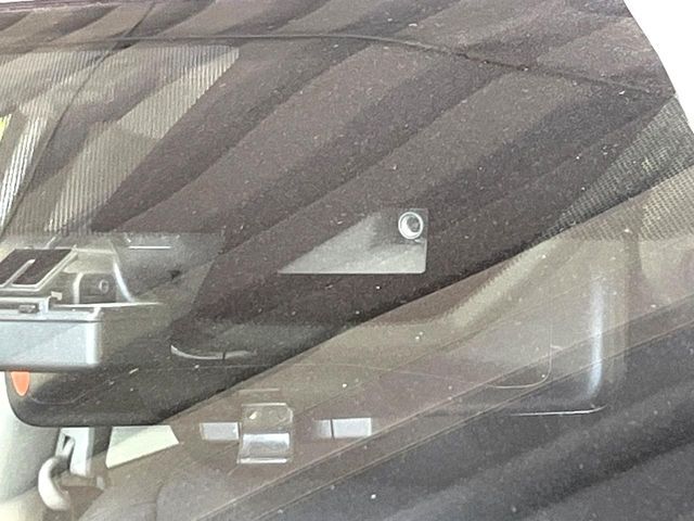 【インテリジェントエマージェンシーブレーキ】フロントカメラで前方の車両や歩行者を検知。衝突しそうな時は衝突被害軽減ブレーキが作動、衝突回避をサポート。より安全にドライブをお楽しみいただけます。