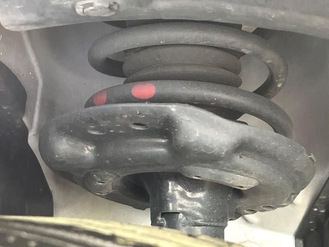 お車を安心してお乗りいただく為には、足回りの定期点検が欠かせません。サービスサポート（有償保証）では無料点検もご提供しており、安心のカーライフをお過ごしいただけるサポート体制が整っています。