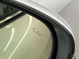 【ブラインドスポットモニター】走行中、ドアミラーの死角になりやすい箇所に後続車が接近するとサイドミラーのレンズに警告を表示！ドライバーに注意喚起をしてくれます。