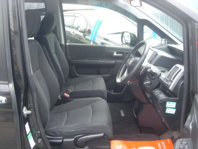 運転席回りも広々快適です！！