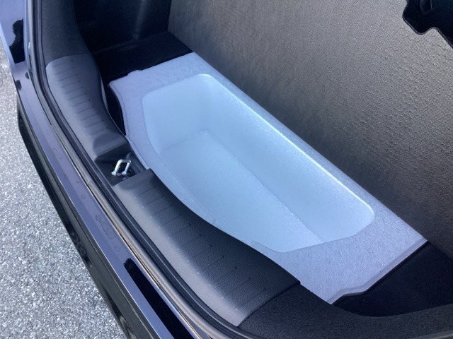 トランクルーム下部の収納スペースです。便利ですよ！