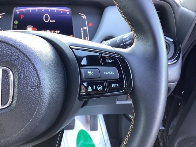 Hondaセンシングの機能のひとつ、アダプティブクルーズコントロール付！アクセルから足を離しても設定したスピードと前車との車間を保ち走行してくれます！車線維持もアシスト☆高速道路で疲労軽減ですね☆