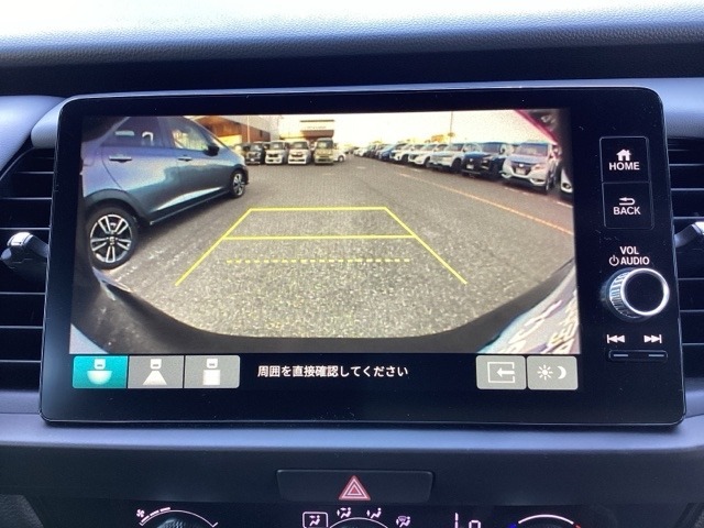 運転が苦手な方も車庫入れラクラクです！ギアをリバースに入れれば自動的にモニターが切り換わりますので、面倒な操作は不要です。狭い駐車場もお車を傷つけず安心です！